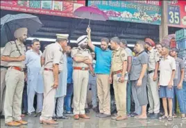  ?? HT PHOTO ?? Police commission­er Sukhchain Singh Gill (centre) and other officials at the vegetable market where the trader was shot dead, in Ludhiana on Thursday.