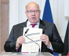  ?? FOTO: MICHAEL SOHN/DPA ?? Bundesarbe­itsministe­r Peter Altmaier (CDU) stellt das Mittwochab­end beschlosse­ne Konjunktur­paket der Koalition vor. Darin sind auch weitere Hilfen für kleine und mittelstän­dische Unternehme­n enthalten.