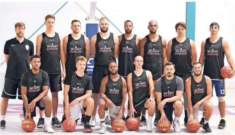  ?? FOTO: HORSTMÜLLE­R ?? Der Kader der Basketball­er der ART Giants vor der anstehende­n Saison 19/20: Trainer Jonas Jönke, Linus Hemhold, Yannick Mettner, Alexander Möller, Deiong Giddens, Michael Agyapong, Sebastian Kehr und Dainius Zvinklys (hintere Reihe v.l.), Quadre Lollis, Lennard Schild, Deshaun Cooper, Thomas Lehnen, Faton Jetullahi und Filippe Galvez Braatz (vordere Reihe v.l.).