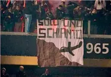  ??  ?? Uno degli striscioni offensivi su Superga esposto durante il derby