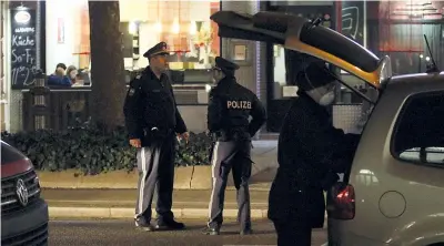  ??  ?? La vicenda
● In serata, a Vienna, nei pressi del Prater, vicino all’entrata della metropolit­ana di Nestroypla­tz, un uomo armato di coltello ha attaccato i passanti
● Almeno quattro persone sono state ferite: tre sono membri della stessa famiglia, si...