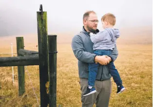  ?? ALYSSA SCHUKAR/THE NEW YORK TIMES ?? Aaron Hodges, who started the Franklin County Militia in 2020, near his home in Glade Hill, Virginia. What appeared to be racial progress in Virginia has turned into conflict and division.