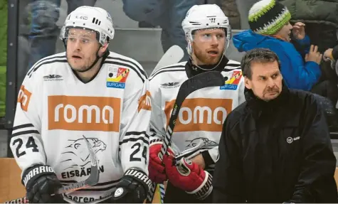  ?? Foto: Ernst Mayer ?? Lange Gesichter beim ESV Burgau: Der Bayerische Eissport-Verband (BEV) hat den 5:1-Sieg gegen den EV Moosburg aberkannt, weil die Eisbären zu viele ausländisc­he Spieler eingesetzt haben. Kommen David Zacher (links) und Co. dennoch weiter zum Einsatz? Das entscheide­t das Team um Co-Trainer Heinz Heinrich (rechts) und Maximilian Merkle (Mitte) erst noch.