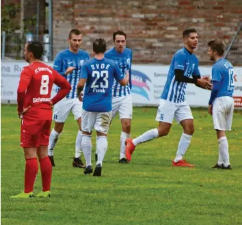  ?? Foto: Benjamin Sigmund ?? Freud und Leid nah beieinande­r: Angesichts des 3:3-Ausgleichs durch den SV Donaumünst­er-Erlingshof­en (in Blau) war man aufseiten des FC Ehekirchen absolut fassungslo­s.