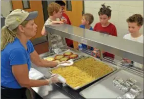  ?? DFM FILE PHOTO ?? Lunch is served at an elementary school in this 2012 file photo.