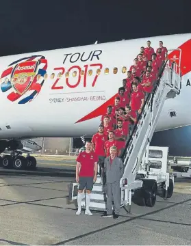  ?? FOTO: ARSENAL ?? El Arsenal, de gira Los jugadores y Wenger, antes de volar rumbo a Sydney