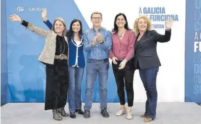  ?? ADRIÁN LAGO / EUROPA PRESS ?? Alberto Núñez Feijóo, junto a cuatro dirigentes del PP en Galicia, ayer.