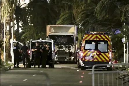  ?? (Photo d’archives Franck Fernandes) ?? Le terroriste de Nice est abattu par les policiers à l’issue de sa course sanglante.