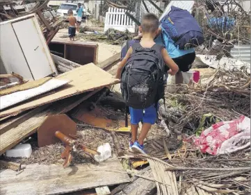  ?? (DR) ?? Le jour du départ de Saint-Martin, pour Émilie, Nicolas et leurs deux enfants. Un sac sur chaque dos.