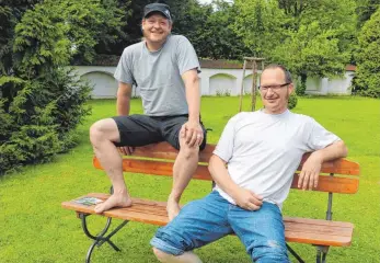  ?? FOTO: KARIN KIESEL ?? Florian Angele und Robert Huber (rechts) vom Aulendorfe­r Kleinkunst­zuchtverei­n freuen sich auf die neue Kleinkunst­reihe „Picknick im Park“.