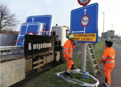  ?? FOTO HBVL ?? Antwerpen is met nieuwe verkeersbo­rden en slimme camera’s klaar om volgende week als eerste stad in ons land een lage-emissiezon­e in te voeren.