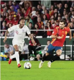  ?? Foto: imago/Perez Meca ?? Englands Doppeltors­chütze Sterling (l.) gegen Spaniens Castro
