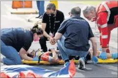  ??  ?? Mikel Landa, evacuado después de sufrir su accidente en Cattolica.
