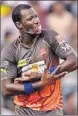  ?? Stretching imaginatio­n for luck. For Darren Sammy, it is daughter’s pacifier. ?? ■
VIPIN KUMAR / HT PHOTO