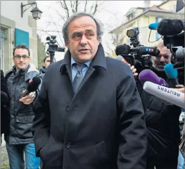  ??  ?? ACORRALADO. Platini, a su salida del TAS en la que se ratificó su inhabilita­ción en UEFA y FIFA.