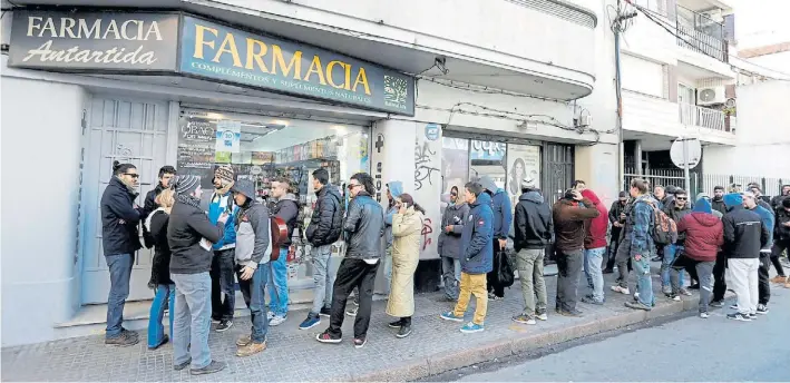  ?? REUTERS ?? Filas en Montevideo. Muchos uruguayos salieron a comprar marihuana ayer en las farmacias habilitada­s. El sistema informátic­o no funcionó del todo bien y la venta fue lenta.