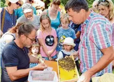  ?? Foto: Xaver Habermeier ?? Kurt Blaser (links) und Franz Josef Wilken erklärten beim Imkertag ihr Hobby ganz im Zeichen für die Umwelt. Das Interesse war groß.