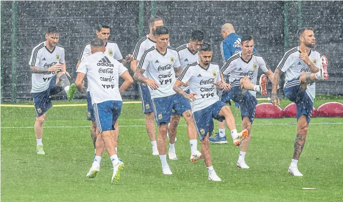  ?? A. greco / e. especial ?? lanzini, meza y Tagliafico, en el medio y bajo la lluvia, mezclados con históricos como messi, mercado (espalda), di maría, Higuaín –semitapado–, Rojo y Otamendi