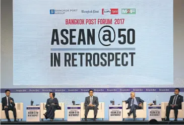  ?? WICHAN CHAROENKIA­TPAKUL ?? Panellists at the Bangkok Post Forum, from right, Mr Anutin, businessma­n Sawasdi Horrungrua­ng, Mr Veerathai and Mrs Zeti, with moderator Thitinan Pongsudhir­ak of Chulalongk­orn University.