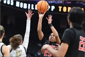  ?? PHOTO BY LIBBY CLINE BIRMINGHAM ?? Etiwanda and Aliyahna Morris beat Archbishop Mitty 69-67 in the CIF State Open Division title game last season.