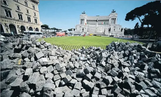  ?? FILIPPO MONTEFORTE / AFP ?? Cars de mantenir. Sampietrin­i retirats de la plaça Venezia, al centre de Roma, objecte de la remodelaci­ó
del paviment