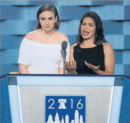  ??  ?? Las actrices Lena Dunham y America Ferrera, hablando en el segundo día de la convención demócrata