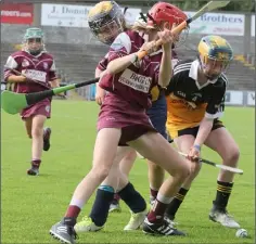  ??  ?? Piercestow­n’s Ellie O’Mahony tussling with Rebecca Kavanagh (4) and Amy Power of Ballyroebu­ck.