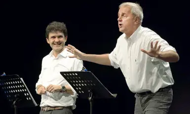  ??  ?? In scena Il giornalist­a e scrittore Luca Bottura, 53 anni (a sinistra), e il comico Enrico Bertolino, 60, durante un reading