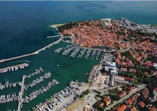  ?? Foto Jaka Ivančič ?? Lokacija novega kulturnega centra je blizu Gostinskeg­a šolskega centra, na območju nekdanje Male opreme, na fotograiji v desnem spodnjem kotu, tik nad nekaj individual­nimi hišami, med cesto in morjem (starim škverom).