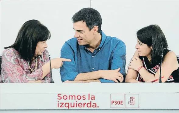  ?? EMILIA GUTIÉRREZ ?? Pedro Sánchez, ayer en la primera reunión de su ejecutiva en Ferraz, flanqueado por Cristina Narbona y Adriana Lastra