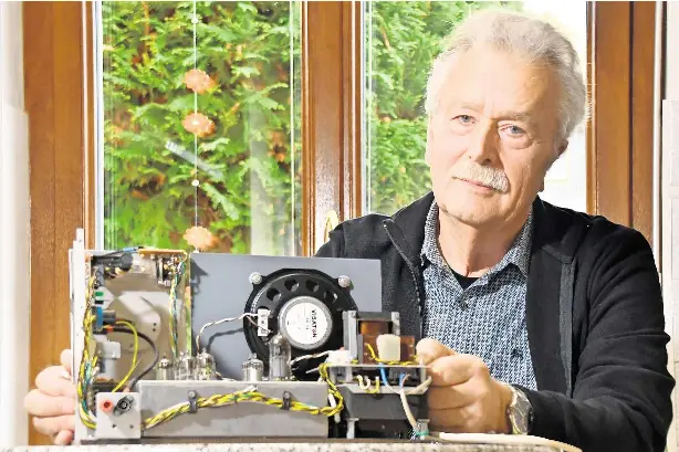  ?? FOTO: MARION DOERING ?? Peter Sieg, hier mit einem selbsgebau­ten Rundfunkem­pfängerhat, hat ein "aussterben­des" Hobby.