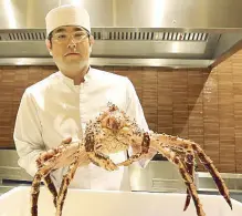  ?? Photos by WALTER BOLLOZOS ?? Kyo-to Kaiseki chef Ryohei Kawamoto readying an Alaskan King Crab for dinner.