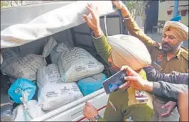  ?? SAMEER SEHGAL/HT ?? Anti-drug special task force (STF) personnel showing the heroin and chemicals recovered from a house in the Sultanwind area of Amritsar on Friday.