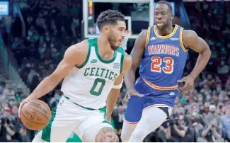  ?? FE ?? Jayson Tatum (0) y Draymond Green (23) durante el partido entre Golden State Warriors y los Celtics el viernes 17 de diciembre de 2021 en Boston.