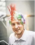  ??  ?? Sven Lepartz (24) trug die Haare wie sein Dart-Idol Peter Wright.