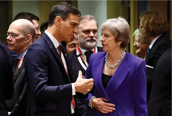  ?? FOTO: LEHTIKUVA-AFP/BEN STANSALL ?? Storbritan­niens premiärmin­ister Theresa May och den spanska premiärmin­istern Pedro Sanchez.