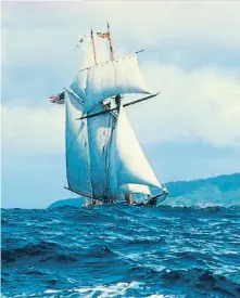  ??  ?? Un velero a merced del oleaje
ARCHIVO