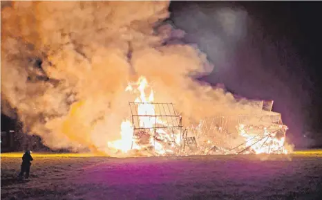  ?? FOTO: FEUERWEHR TROSSINGEN/PASCAL DELEYE ?? Eine Scheune ist in der Nacht zum Donnerstag auf freiem Feld abgebrannt.