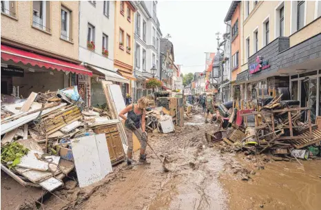  ?? ARCHIVFOTO: THOMAS FREY/DPA ?? Hochwasser­schäden in Ahrweiler: Starkregen­ereignisse wie Mitte Juli im Westen Deutschlan­ds werden den Prognosen des Weltklimar­ates zufolge häufiger werden. Das gilt weltweit auch für Hitzewelle­n und Stürme.