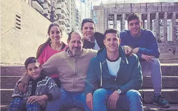  ??  ?? Siempre juntos. Santiago, con su familia, en una visita a la Argentina durante este 2017.