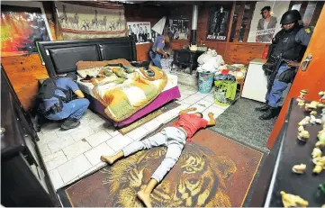  ?? Picture: PHANDO JIKELO ?? LOCKDOWN: Police conducted a raid in Manenberg yesterday, arresting three men, as part of the festive season lockdown on gang activity.