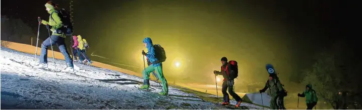  ?? Fotos: Mathias Wild ?? Die Rucksäcke sind gepackt und die Steigfelle aufgezogen: Skitoureng­eher zu abendliche­r Stunde an der Nesselwang­er Alpspitze.