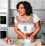  ??  ?? Samin Nosrat, une des personnali­tés les plus influentes de la cuisine outre-Atlantique.