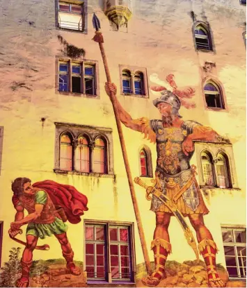  ?? Foto: imago/imagebroke­r/siepmann ?? Das Goliathhau­s in Regensburg, welches um 1260 erbaut wurde, gilt mit seinem um 1573 entstanden­en Gemälde vom Kampf Da vids gegen Goliath als eines der Wahrzeiche­n der Unesco Weltkultur­erbe Stadt.