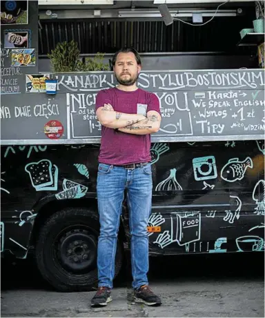  ?? FOT. DAWID ŻUCHOWICZ / AGENCJA GAZETA ?? • Karol Szynkowski, food trucker z Nice To Eat You, otworzył mobilną knajpę na wydzierżaw­ionym terenie, gdzie parkował wóz i magazynowa­ł go poza sezonem. Swoje kanapki sprzedaje od marca przy ul. Bartyckiej 175 na Mokotowie i mówi, że nie dokłada do biznesu