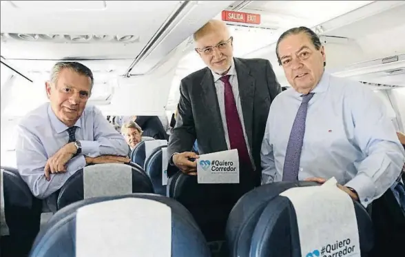  ?? AVE ?? Javier Godó, conde de Godó, junto al presidente de Mercadona, Juan Roig, y Vicente Boluda, presidente de la AVE, en pleno vuelo hacia Almería