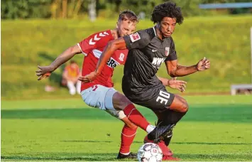  ?? Foto: Klaus Rainer Krieger ?? So haben ihn die Augsburger Fans am liebsten: Caiuby am Ball im Einsatz gegen den FC Middlesbro­ugh.