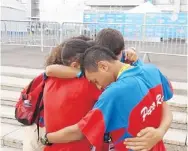  ??  ?? LA DELEGACIÓN juvenil de Puerto Rico se une para una oración antes de salir a competir.