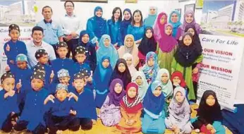  ??  ?? NURHAZIMAH (tengah) bersama anak-anak yatim Pusat Jagaan Nur Murni selepas menyampaik­an sumbangan sempena Aidilfitri.