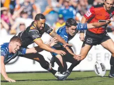  ?? Picture: PHIL HILLYARD ?? Bulldog Nick Meaney leads Tiger Benji Marshall and teammate Dylan Napa to the contest.